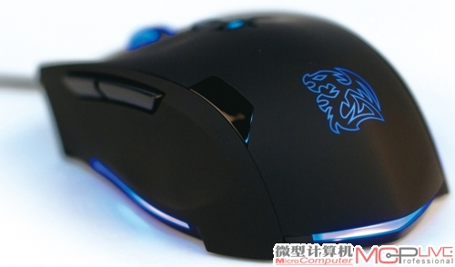 将THERON接入电脑之后，滚轮、侧面以及尾部都会亮灯，尾部LOGO为呼吸效应。