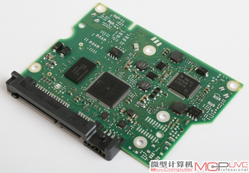 希捷酷鱼1TB采用了LSI B64002主控芯片控制器，搭配海力士H5PS5162FFR（DDR2，32M×16bit=64MB）缓存颗粒，而马达控制器依旧是SH6968B，与之前的酷鱼XT等产品一样。