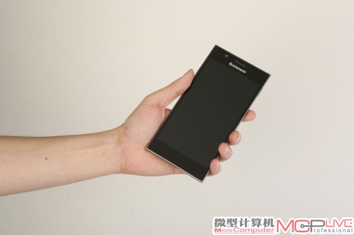 K900在握持方面并不会造成困扰，单手操作也没有什么问题。